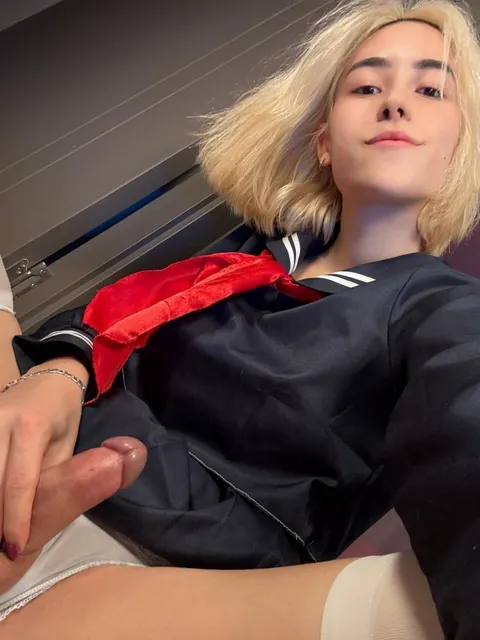 Make me ur boywife >.<