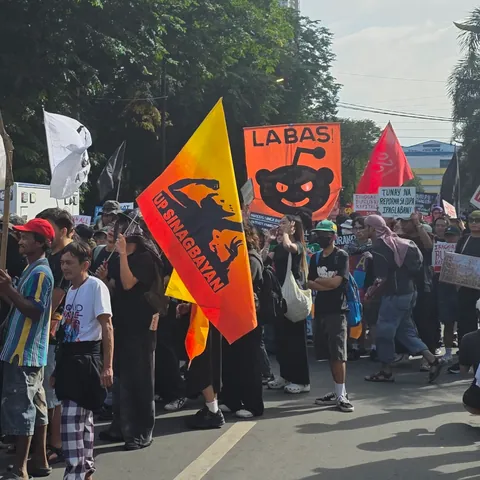 Hindi lang hanggang keyboard ang labanan. LABAS.