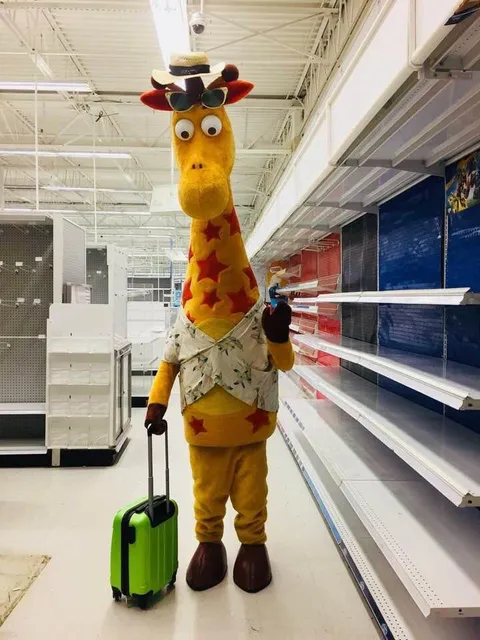 Toys r Us giraffe saying goodbye one last time