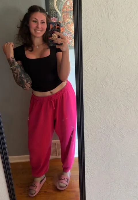 Born in 1999, 1 kid... Am I still hot? 🫣➡️ F27