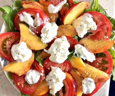 arugula, tomato, peach, stracciatella🤌🏼🥗