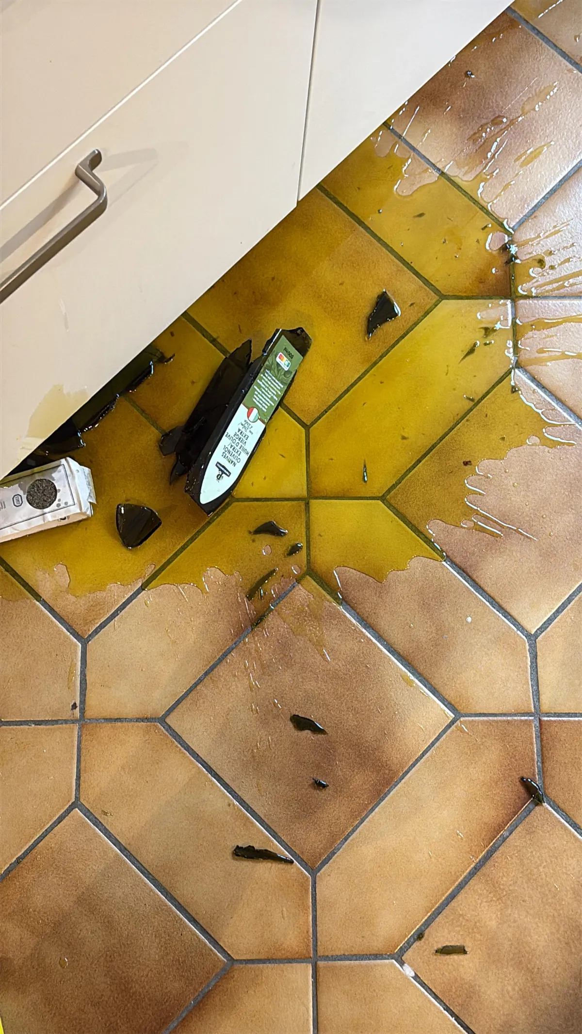 Wanted to move the tray with oils and spices back after deep cleaning the whole kitchen...