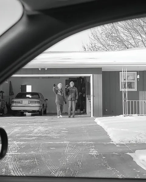 A WOMAN SPENT 27 YEARS PHOTOGRAPHING HER PARENTS WAVING HER GOODBYE 