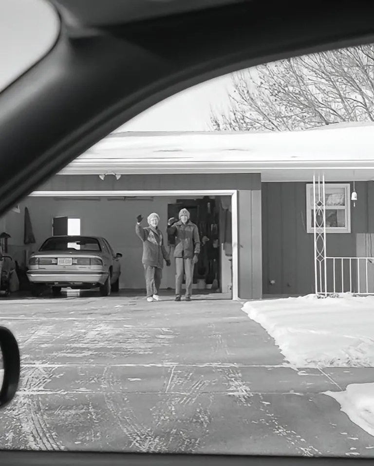 A WOMAN SPENT 27 YEARS PHOTOGRAPHING HER PARENTS WAVING HER GOODBYE 