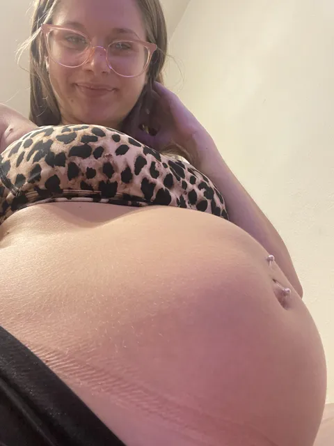 Ask how to sext with a pregnant mommy