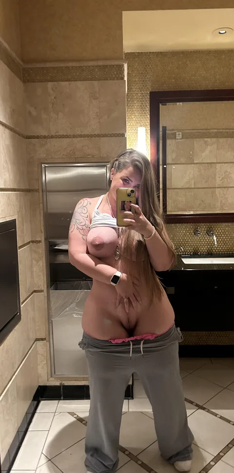 Curvaceous mom bod (f) with a phat kitty 