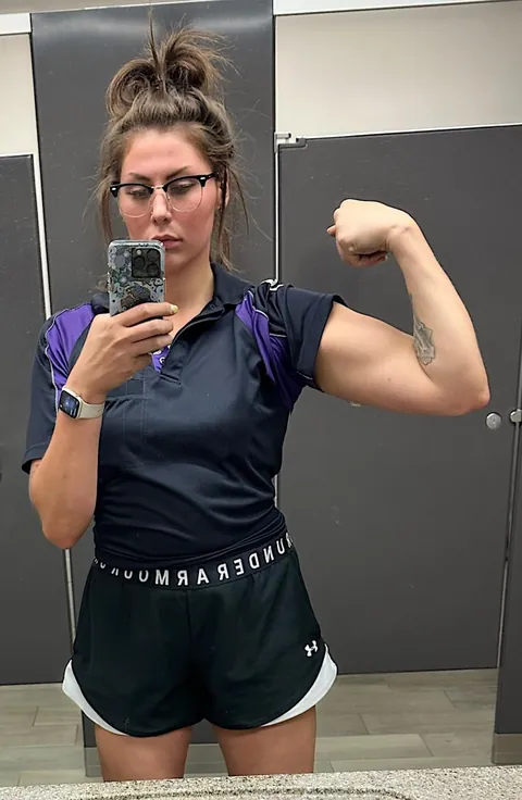 Am I hot for a mom? 🙈🤷🏻‍♀️ f25