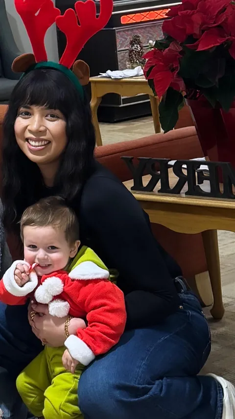 Been 4 months of transitioning (MtF)..This Holiday Season I finally decided to experiment with make up.. How did I do?