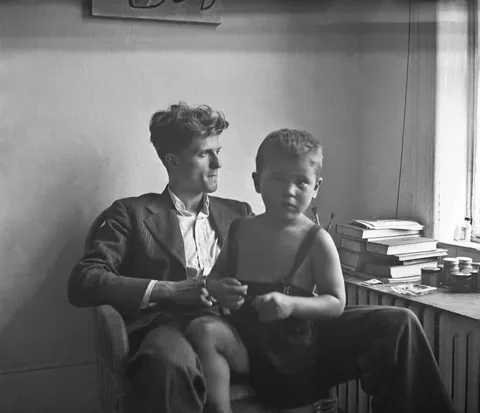 Robert De Niro with his father (1946)