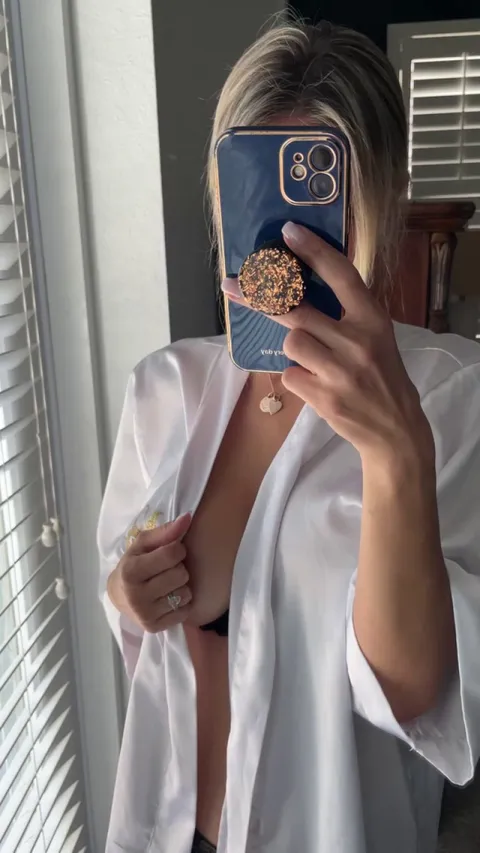 Revealing my pretty tits on my 80s body. 