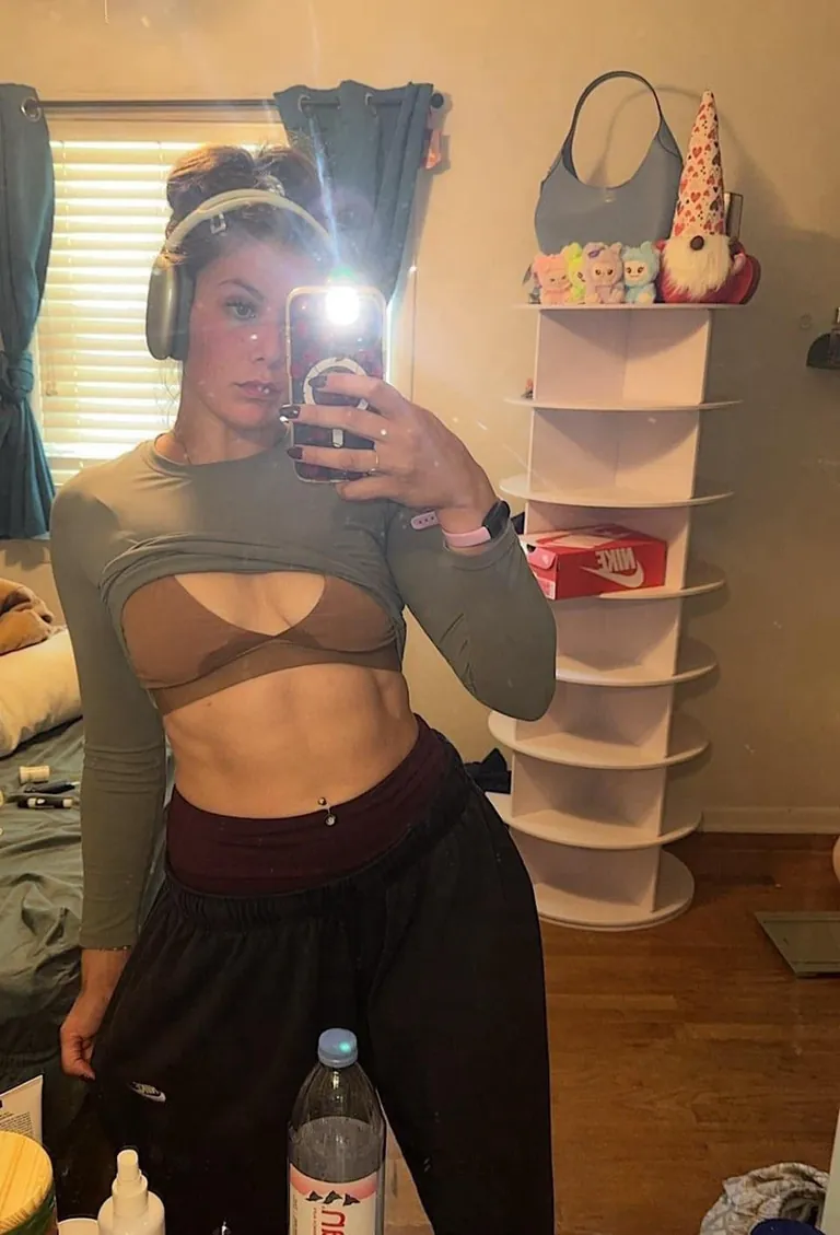 Born in 1999, 1 kid... Am I still hot? 🫣➡️ F26