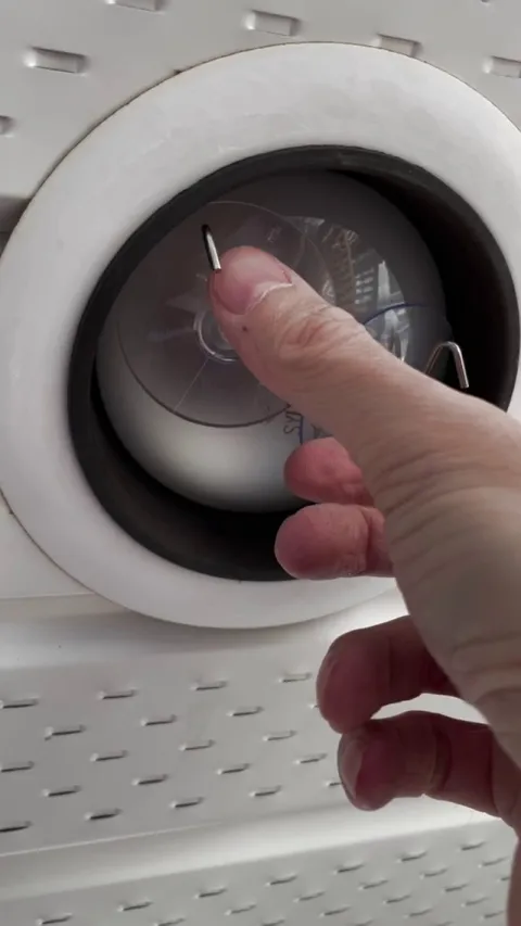 Unscrew a tight spotlight bulb without grip on the side using suction cups