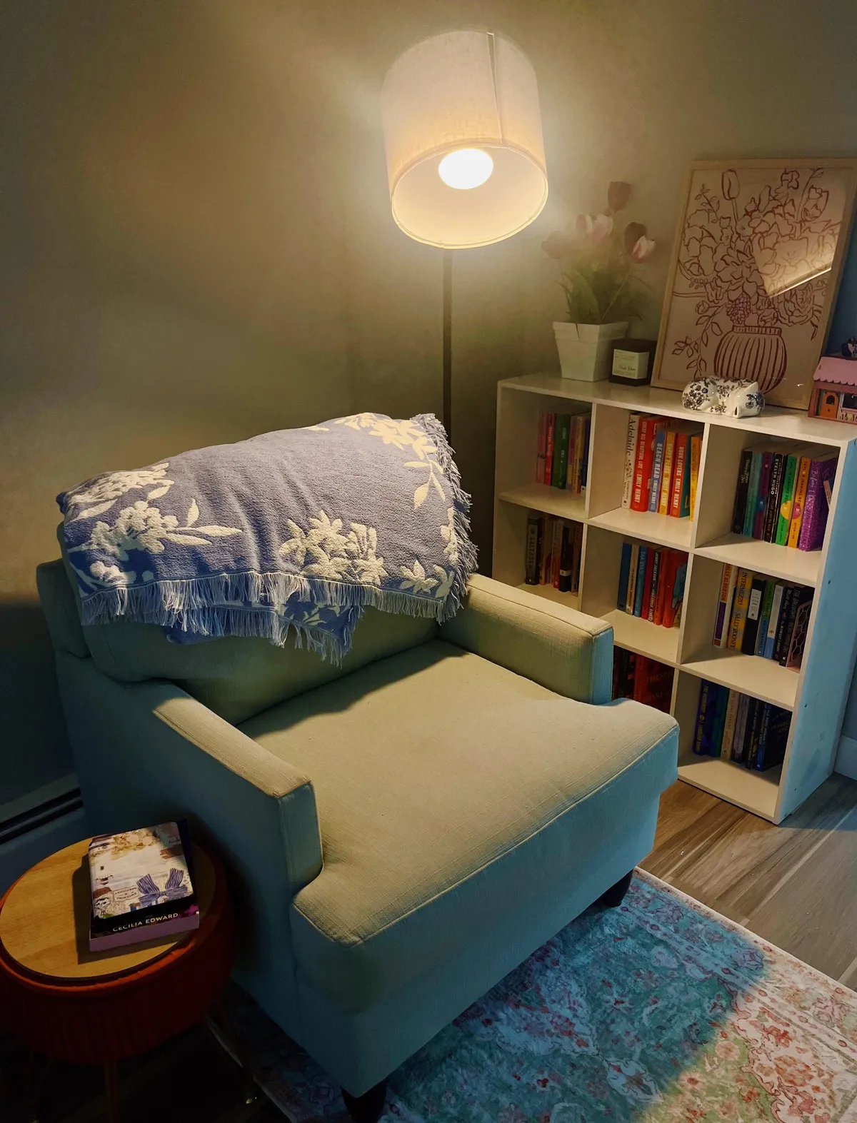 made a book nook for myself in my new place!