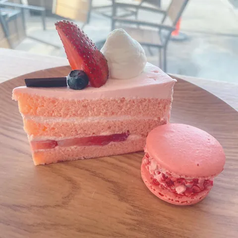 [i ate] strawberry cream cake &amp; raspberry macaroon from tous les jours ♡