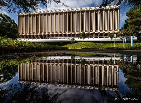 Langson Library in UC Irvine - California, US by William Pereira (1965)