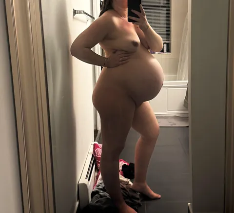 Anyone guesses when I went into labor? 4th pregnancy was my longest (and horniest!)