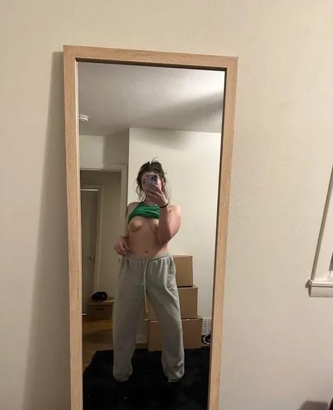 Born in 1999, 1 kid... Am I still hot for a natural mom? 🫣➡️