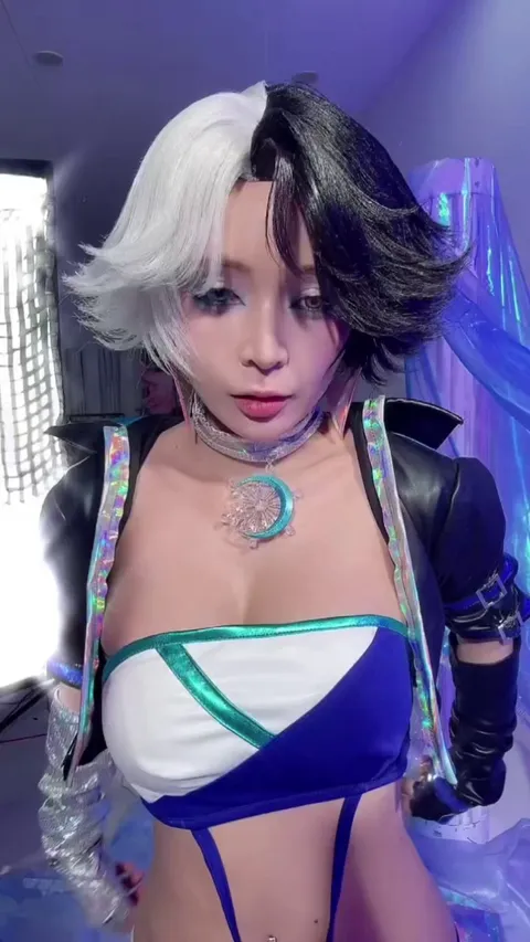 Luna Snow by Umeko J