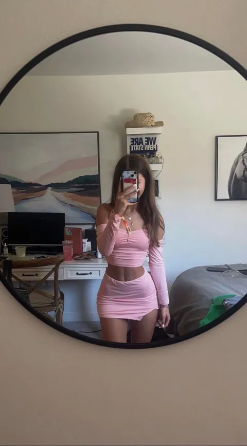 My algorithms on socials have me trapped ... All I see are girls like these... 🫨🫨🫣