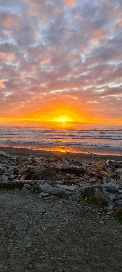 Sunset at Hokitika NZ West Coast [OC] (1816x4032)