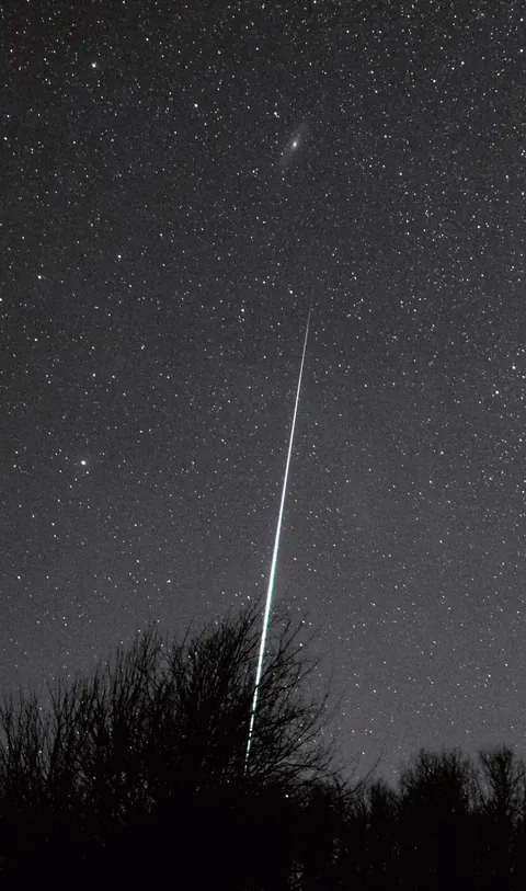 Blazing meteor and Andromeda Galaxy !