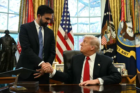 OC: President Trump shakes hands with New York Mayor-elect Mamdani as they meet in the Oval Office