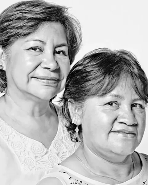 Photographer François Brunelle spent 20 years documenting unrelated strangers who look exactly like twins.