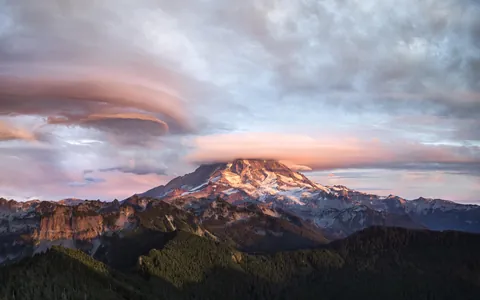 Cloud Formations above Mount Rainier [OC] [2000x1250]