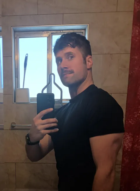 This hung firefighter just wants to breed 😁