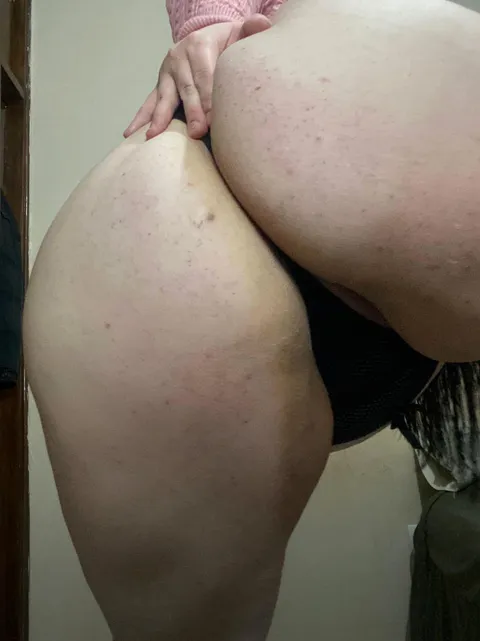 No clever title just my round ass