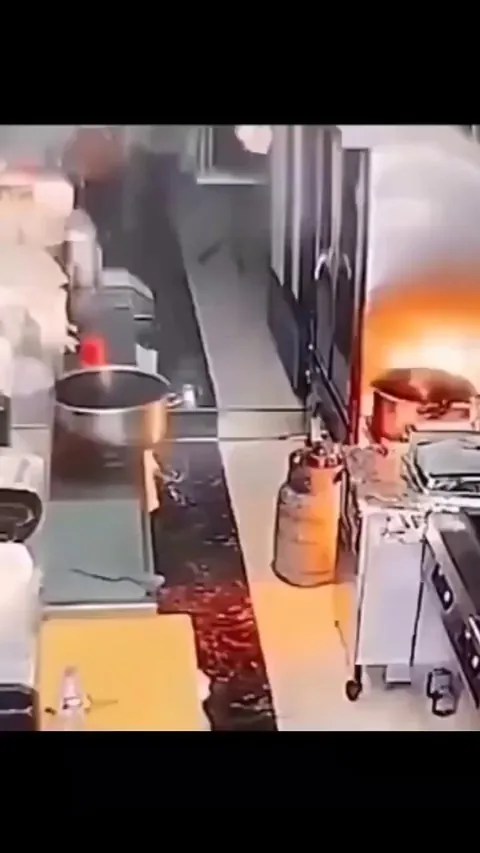 Man stops a fire accident in the kitchen without a shred of fear!