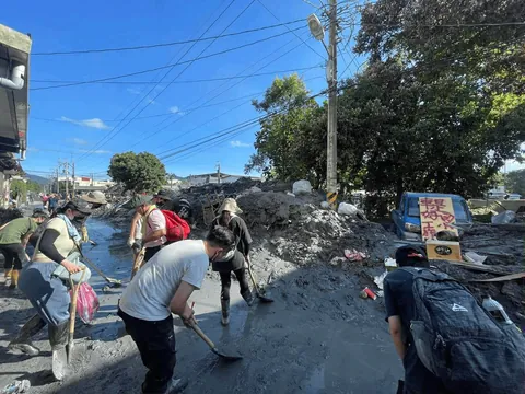 Thousands of Taiwanese Packed Trains to Help After Floods — Told ‘You’re Supermen,Pay Us Later’ [OC]