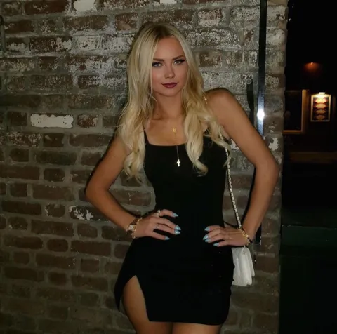 The blonde girl you see out🙆🏼‍♀️