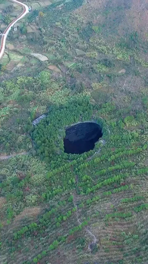 🔥Tongtianluo Cave, also known as the "Eye of the Earth," is a 97-meter deep karst sinkhole. The cave supports a variety of rare plant life.