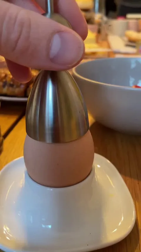 The way this gadget cracks an egg