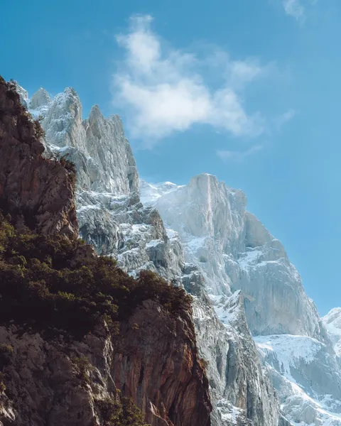 Urriellu seen from the south glowing in the midday sun [OC][5030x4024] 