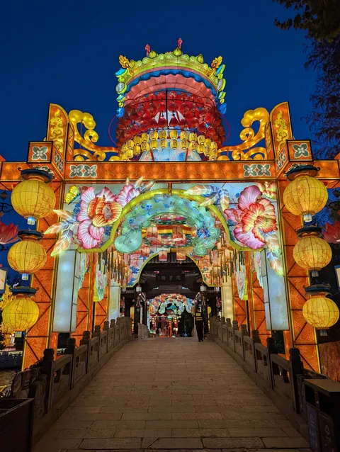 I randomly found Nanjing’s Qinhuai Lantern Festival, and it was breathtakingly beautiful