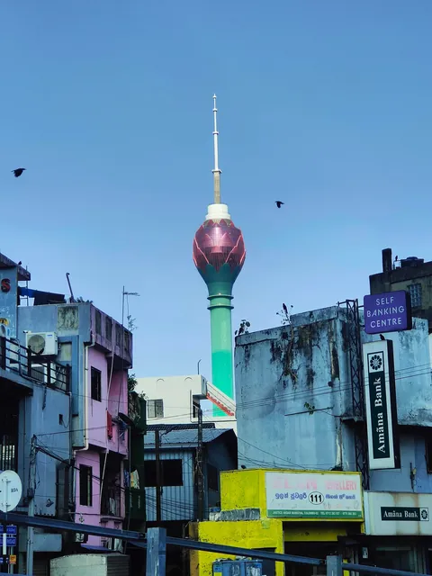 Sri Lanka : sun, tuk-tuks and mild disappointments.