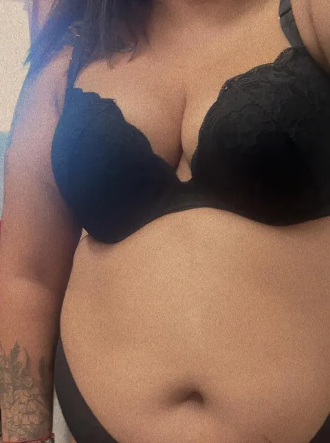 Do we like my new bra ? 🖤