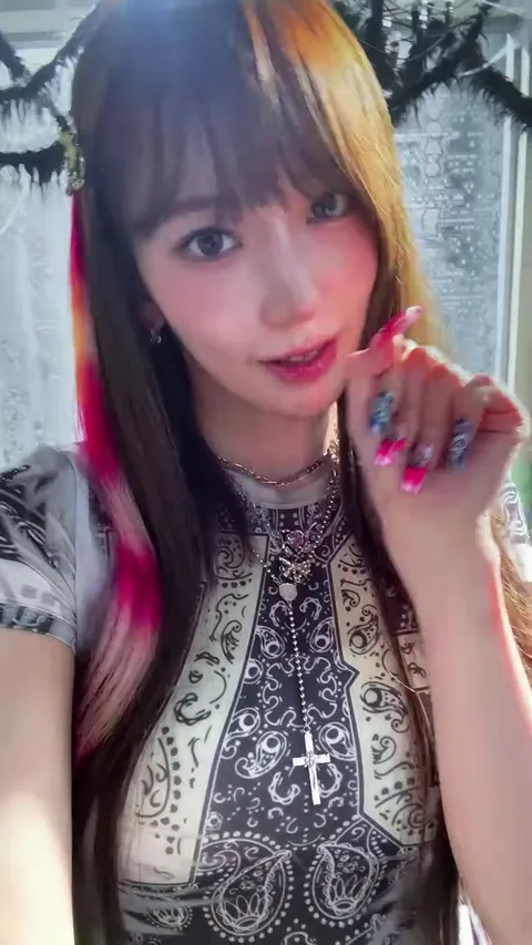 Sakura and Chaewon - LE SSERAFIM