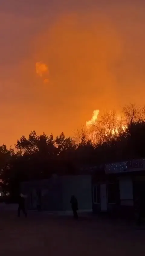 In the village of Rostovka in Russia’s Omsk region, a major gas pipeline exploded. Local authorities attributed the blast to a minor gas leak. Despite occurring close to the village, as clearly visible in circulating videos, no casualties were reported.