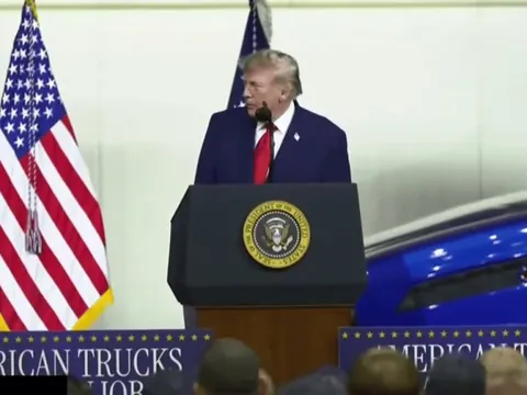 Geriatric dictator Donald Trump brags about being able to identify a ramp and stairs