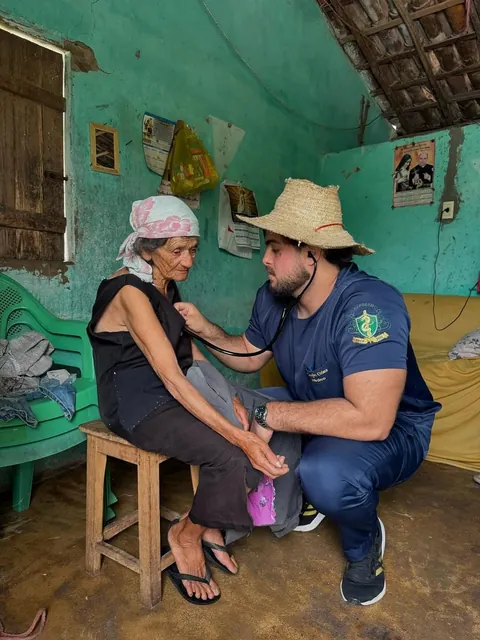 Douglas Ciríaco is a doctor from Ouro Branco in Alagoas, Brazil, known for treating patients without asking for payment. Many of those he helps come from remote areas with little access to medical care. Instead of money, they thank him with simple gifts like fruit, vegetables, eggs, or baked goods.