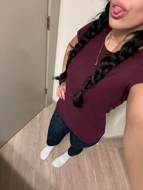 Post-gym undressing! (f) 💪🌷