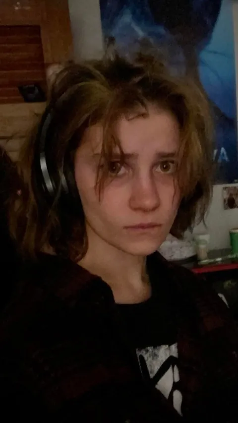 (22) Artist, musician, camera shy as hell. I have no clue what I look like, so go nuts with specifics!