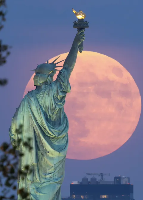 Lady Liberty and the Harvest Moon (Credit: Dan Martland)