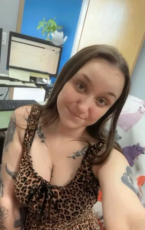 Big titties ;) &amp; curves. Would you be distracted if we worked together? 