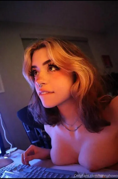 Pump your cock for Hannah Owu😈 which slide triggered you most gooner