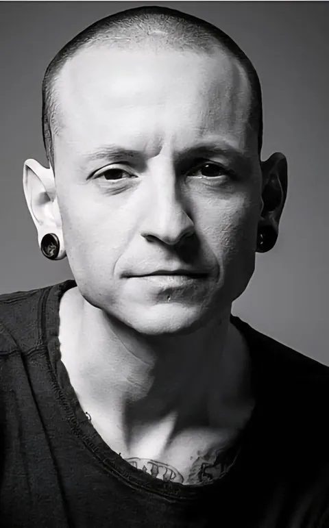 Chester Bennington portrait: picture vs tattoo