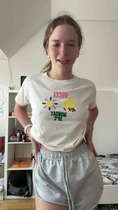 Skinny girl flaunts her nakedness in front of the camera